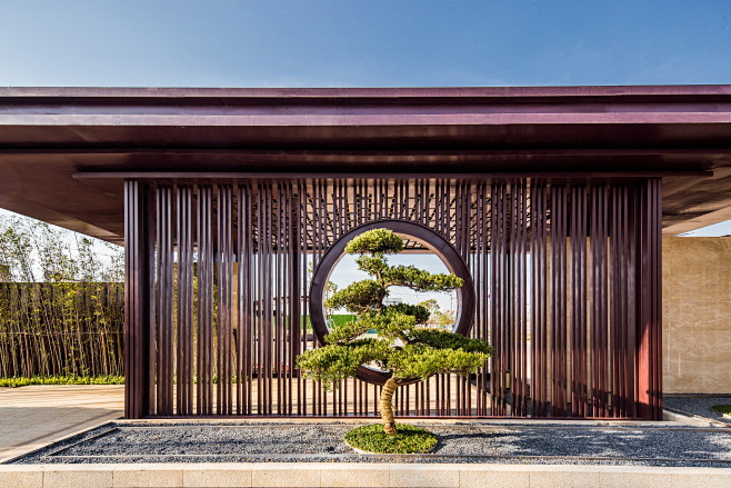 中建61昭山印象(展示区) 新中式 入口门楼 木质格栅 框景 植物 松柏