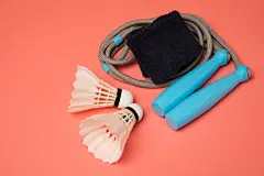 跳绳羽毛球运动健身器材摄影图
