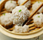 珍珠元子做法：
1.糯米提前洗净浸泡一夜，捞出沥干水份。
2.猪肉馅里加盐，生抽，料酒，油，淀粉，鹌鹑蛋沿一个方向使劲搅打上劲。再加入葱姜末，莲藕末，拌匀……