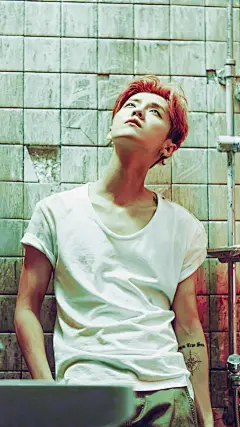 #鹿晗#  原图去水印+2p壁纸尺寸+1p带字体。禁一切。缩图的话评论放链接。 ​​​​