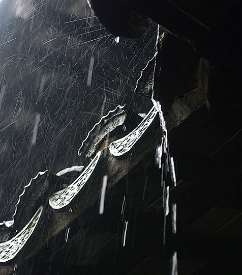 最美的不是下雨天是曾与你躲过雨的屋檐