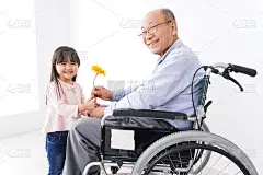 女孩把花传给爷爷