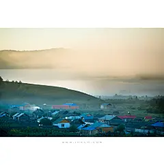 雾起临江屯_内蒙古_黄河上下_光影天下_数码生存-小林的摄影设计手绘文字