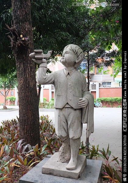 小男孩石像