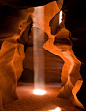 美国亚利桑那州北方的羊峡谷，从天而降的这束光是不是很美？