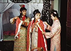 第六套——浅金桃红二色撒花褙子 朱砂中衣 杏红镶边石榴红对襟羽缎斗篷 桃红马面裙