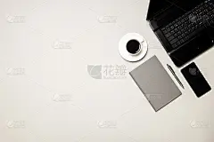 上图为办公室或家庭工作场所在一个灰色的桌子上。笔记本电脑和其他移动便携设备
