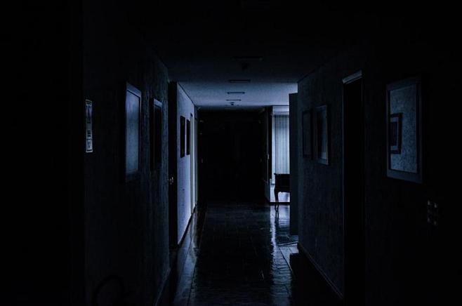 黑色夜晚室内无人阴森恐怖房间背景图片下载...