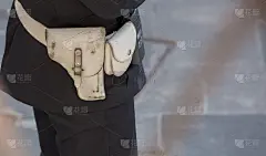 意大利警察或女警察白色手枪皮套和无线电