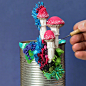 法国艺术家 Stephanie Kilgast 利用软陶对生活垃圾进行装饰。斑斓的有机生物在这些废弃的生活物品上疯狂的增生，呈现出别样的超现实观感。（petitplat.fr） ​​​​