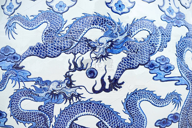 龙。中国水缸上美丽的龙图案。这是一种常见...