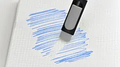 フリクションイレーザー - ほぼ日手帳 2017 : 書いた文字を消すことができる筆記具「フリクションシリーズ」専用のイレーザー。こすると摩擦熱がおきて、フリクションインキで書いた文字をらくに消すことができます。先端は楕円形になっていて広い面を使って大きな面積をすばやく消したり角の部分を使って、細かい部分を修正できます。消しゴムのような消しカスも出ずイレーザー本体はほとんど減らないので半永久的に使うことができるのもうれしいポイントです。