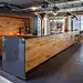 还没见过这么温暖的办公室，有餐厅有吧台有客厅，太人性化了|商业设计-DZAP为电视广告公司BrandDeli设计打造了位于荷兰阿姆斯特丹的新办公空间。建筑师将一个仓库空间改造为一个温馨的办公室。其设计理念旨在把这个空间变成一个像家一样的地方。