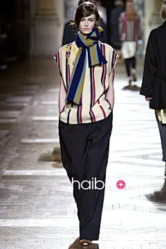 【图】阳刚Mix妩媚，调配出信手拈来的时髦感！德赖斯·范诺顿 (Dries Van Noten) 2013秋冬女装秀大图+视频，海报时尚网带你亲临2013秋冬巴黎时装周_第2页_Dries Van Noten_海报时尚网