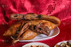美味的金棕色鸭或清蒸鸭在Paloe或Lou mei酱(泰国名字是Pedpalow)，供中国新年祭祀的