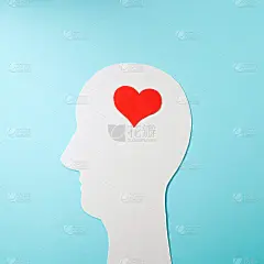 蓝色背景上的剪影。极简主义的爱情概念。