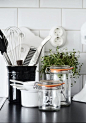Nice details - from subway tiles to shiny black countertop, greenery and the pairfait jars :)