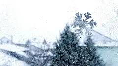 从窗户看外面飘落的雪
