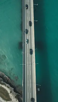 一条横跨海洋的道路的俯视图