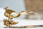 【赤峰市博物馆藏· 辽代鎏金银凤钗】钗首是一只凤凰，振翅飞翔，立在云团之上。 ​​​​