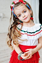 兰·库尔尼科娃(Milana Kurnikova)，俄罗斯人，精灵一般标致灵巧的孩子，2012年以来，迅速走红网络，是时下最红的童装小模特儿。