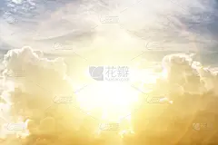 日落或日出时，柔软的锈粉色天空和云。_5092626841