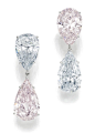 一对彩钻耳环，1颗淡彩蓝色钻石，重6.41克拉，垂1颗淡彩粉红色钻石，重8.03克拉，1颗淡彩粉红色钻石，重7.16克拉，垂1颗淡彩蓝色钻石，重6.25克拉
