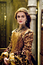 Rachel Weisz as Queen Isabella - 'The Fountain'
(Zoom in) #礼服#