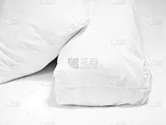 白色枕头和枕头的特写在卧室的床上。