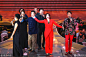 八个人同台表演，刘晓庆穿红衣扮嫩卖萌，和姜昆搞笑互动。