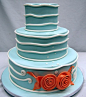 【趣味卡通型婚礼蛋糕】浅蓝色的蛋糕身好像海洋，白色的曲线点缀在上面，像是层层的波浪，还有桔色的可爱海 - 爱乐活 - 品质生活消费指南