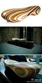 澳洲知名设计师Brodie Neill的躺椅设计，状若卵石，有圆润流畅线条和彩色木纹。原料上采用丙烯酸（Acrylic）、Corian人造大理石、胶合板、纤维板等可回收材质