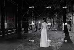 女士 黑发 可怕的 路 恐惧 夜晚 黑和白 高清壁纸 白色的