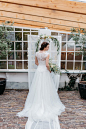 Delicate lace wedding dress | Bemind Fotografie