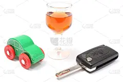 葡萄酒,车钥匙,玻璃杯,白色背景,玩具车,车轮,水平画幅,陆用车,玻璃,交通