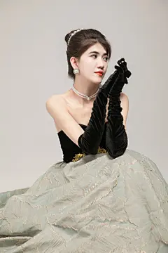 蹲坐赫本风礼服名媛女性人物摄影图