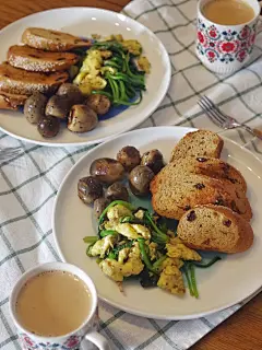 今早:煮的红糖奶茶，炒的菠菜鸡蛋，煎的草菇，配的杂粮面包。-非●生活