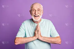 照片时髦的老人道歉乞求原谅手掌合拢穿蓝色t恤整体孤立的紫色背景