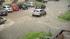雨中汽车在被水淹没的道路上行驶，慢动作