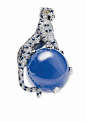 “猎豹”胸针 巴黎Cartier，1949年 材质：由铂金、白金制成，镶有 单多面形钻石和磨圆切割蓝宝 石，眼睛镶有梨形的黄色彩钻， 动物栖息在152.35克拉的“克什 米尔”磨圆切割蓝宝石上。 