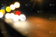 夜景模糊了车灯