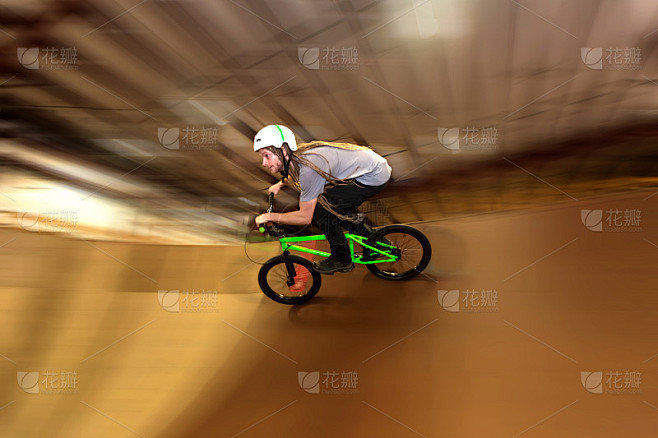 一名男子在极限运动公园里骑小轮车
