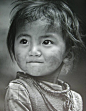 一个中国小女孩，眼神中透露着饱满的天真、坚韧、自信各种精神，让人动容...