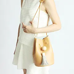 原木原色的进口牛皮小水桶包，原木杏色的颜色第一眼就很舒服，一体成型的手工工艺，搭配独家设计的原木流苏配饰，一定会让你觉得这是一件很棒的工艺品！ 

#包包# #搭配# #迷你包# #优雅#

