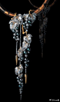  提到日本知名的设计师品牌，就一定会想起石川畅子NOBOKO ISHIKAWA,她的作品以建筑，植物为主，将日本传统工艺与西方文化结合，作品中带有巴洛克风格。石川畅子毕业于东京艺术大学工艺科，以雕金工艺见长，她的作品获奖无数，是日本珠宝设计师high jew的代表之一，