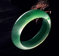 玻璃种带翠宽条手镯
3220万元人民币
内径5.7cm，宽1.96cm，厚0.97cm-7gy.cn