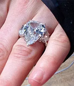 艾薇儿老公送17克拉钻戒 庆祝结婚一周年_星话题_明星_YOKA时尚网