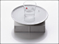 【磁力水钟】这款唯美的时钟是利用水和磁铁的原理来显示时间的。在它的瓷盘底部有2块可以旋转的磁铁，吸着水上的两个小球：红色的表示小时，白色的表示分钟。