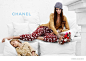 2015 Chanel 度假系列，由 Joan Smalls和时尚小男模一同浪漫出镜