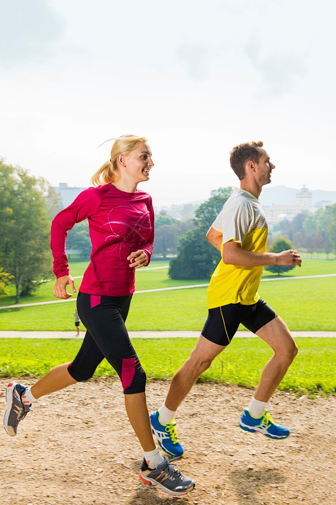 People-running-park-...